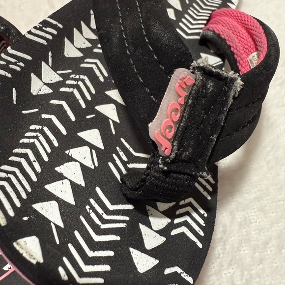 Reef Kids Flip Flops with Pink Highlights - Picture 6 of 7